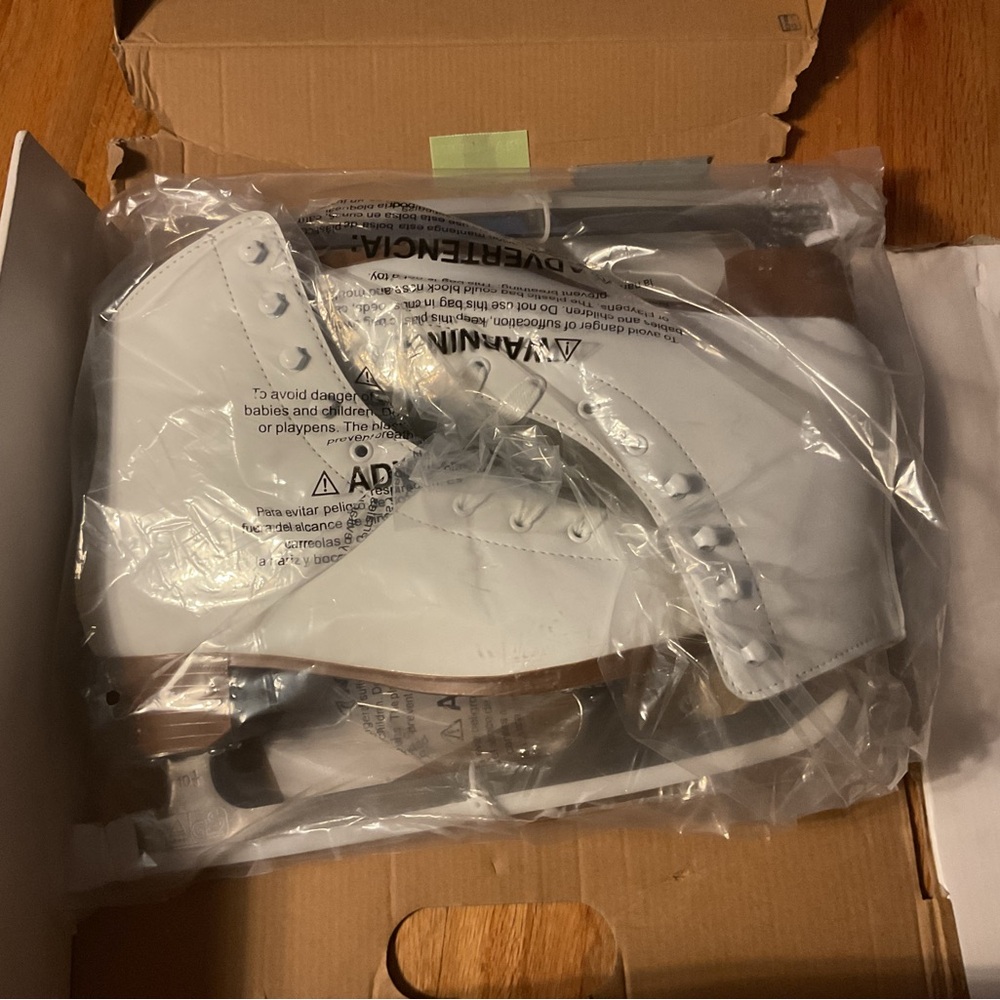 DBX MOTION FIGURE SKATES WOMENS SHIE SIZE 9- SKATES SIZE 8